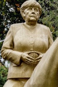 Statue von Angela Merkel gestohlen!!