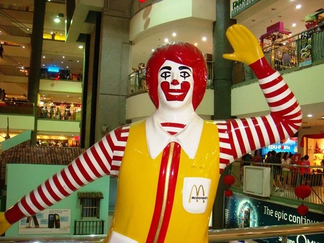 Ronald mcdonald und die  Ice maschine ?