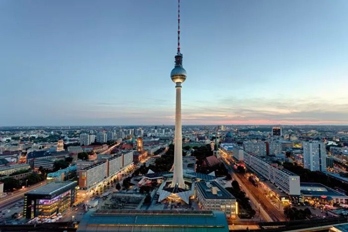 Fernsehturm stürzt wegen üblem Unwetter ein